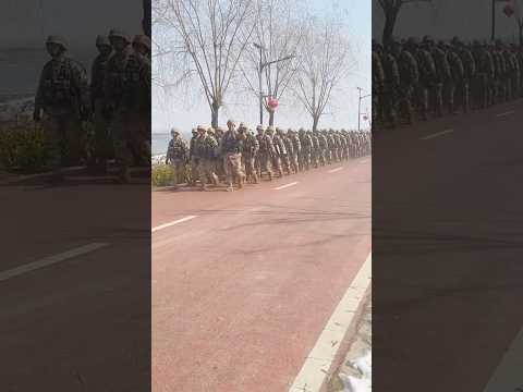 英姿飒爽的士兵列队行进,展现军魂的庄严与荣耀!