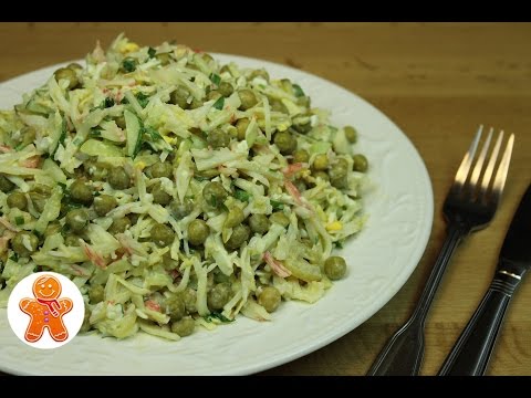 Крабовый салат с зеленым горошком и маринованным огурцом
