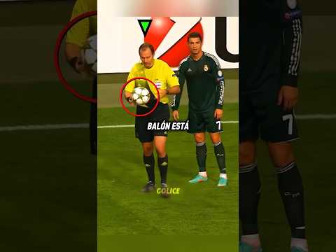 El 谩rbitro se PAS脫 con el jugador 馃拃
