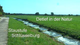 Ein Mann in der Natur in Deutschland. Komm mit zur Weser Schlüsselburg Staustufe Kleiner Spaziergang