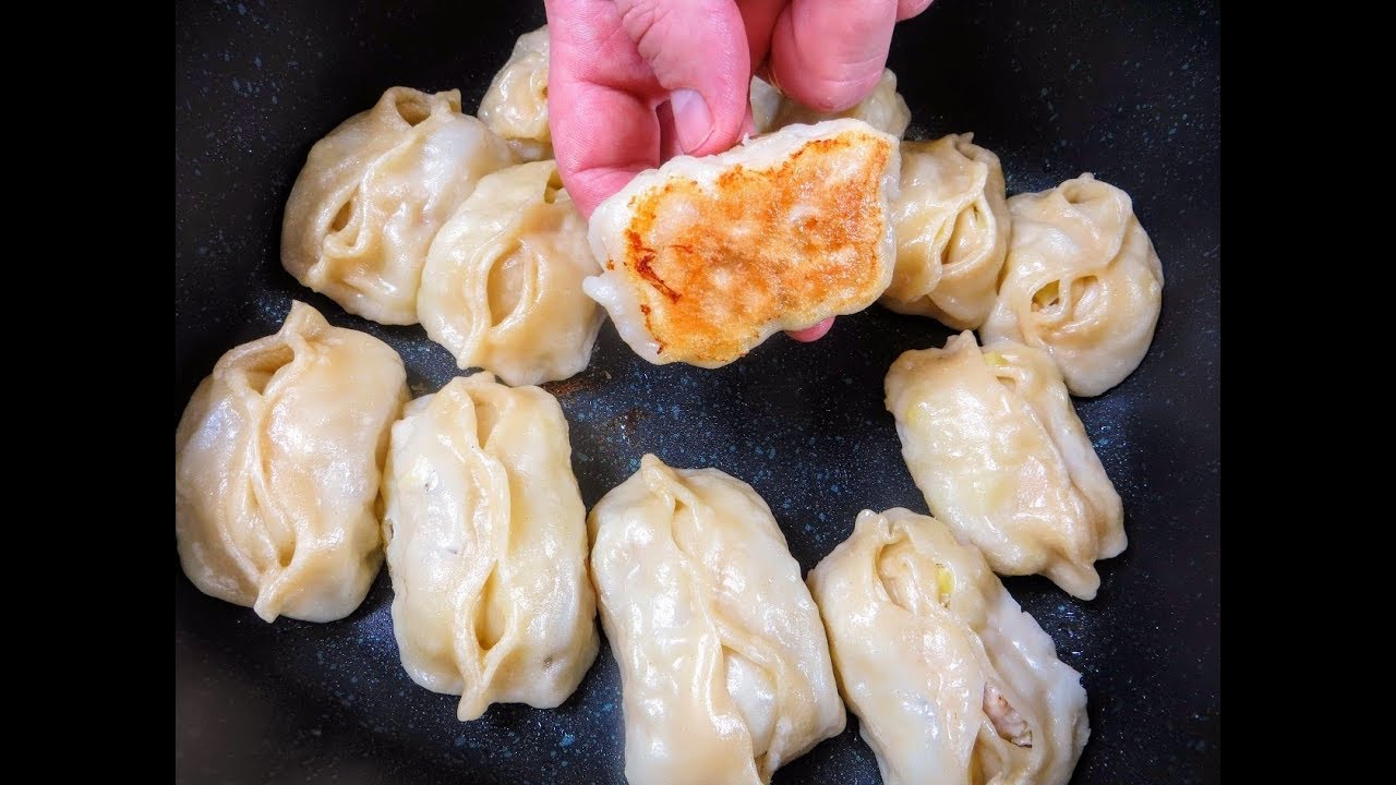 Берем две сковородки и нарезаем картофель кубиком