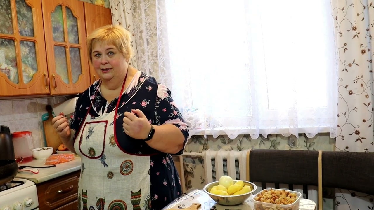 Обед из простых продуктов / Суп- пюре, цветная капуста под сырной шапочкой и котлетки/