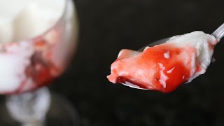 Mousse de yogur y con mermelada de fresas