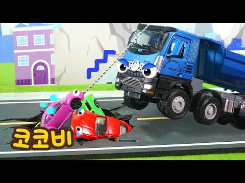 Rescue Poor Cars Stuck in the Sink Hole!😥 Dump Truck Heavy Vehicles | Cocobi Car Toys