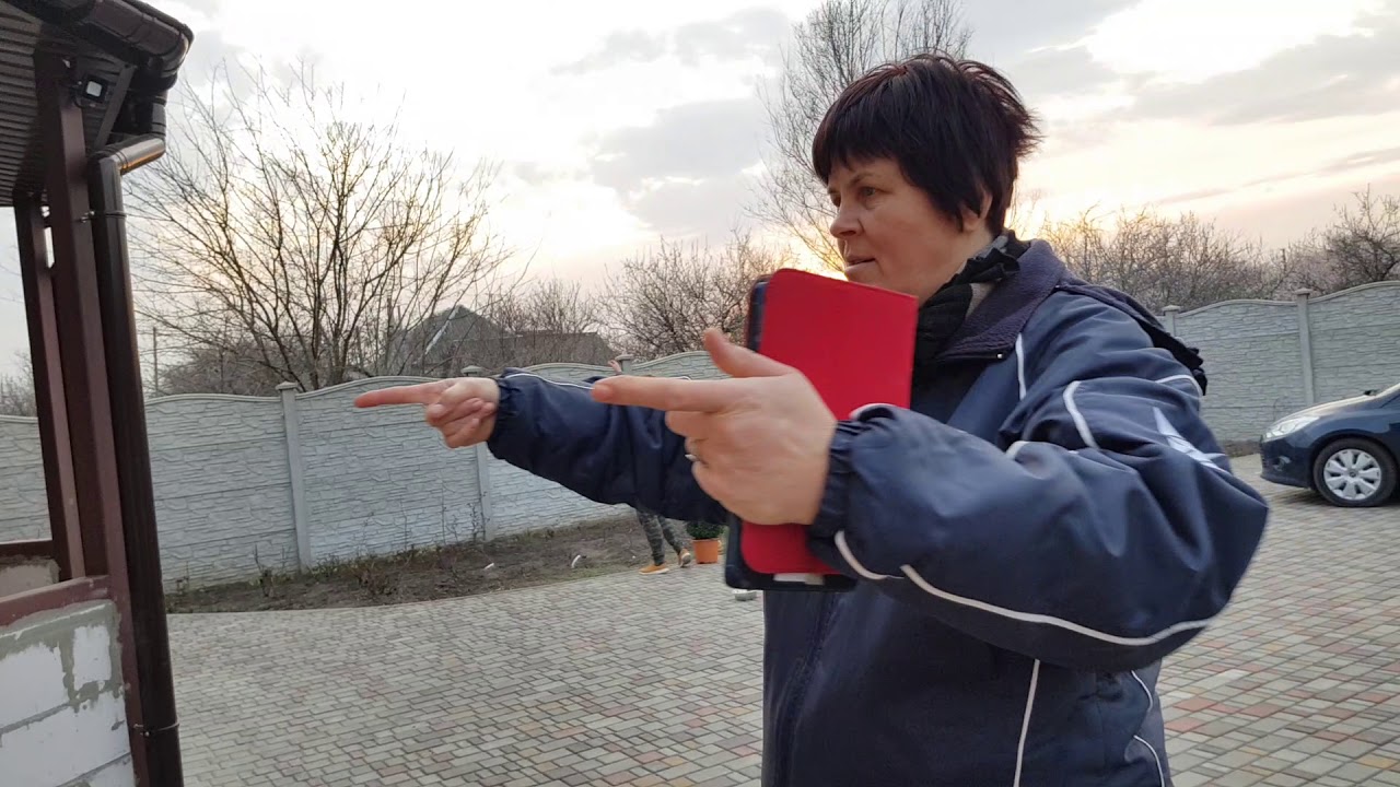 Мама показала цветы во дворе