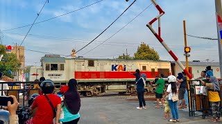 Perlintasan Unik Kereta Api Balaiyasa Tegal, Jawa Tengah