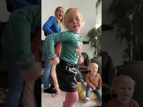Wanneer je iets wilt laten zien, maar Lucius er precies voor komt zitten ? #short #shorts