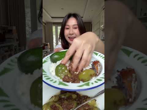 Giliran Sibungbung cobain cabe Gendot , katanya pedes banget , kepedesan gak yah.