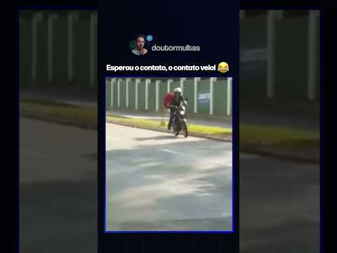 MOTOQUEIRO NÃO AGUENTOU E CHUTOU O RADAR! 😂#shorts #motovlog #motoboy #multa #radar