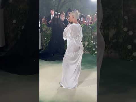 Doja Cat arrives at the Met Gala
