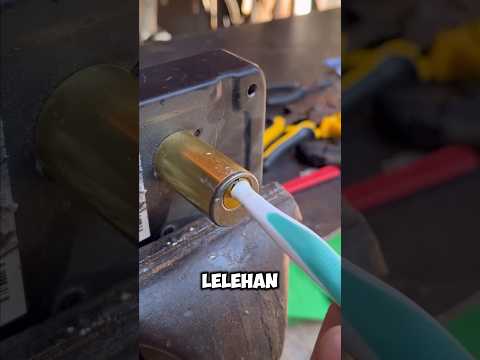 Cara mengambil kunci yang patah dan tertinggal di lubang. #shorts #viral