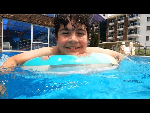 Yusuf in the swimming pool @OyuncuYusuf