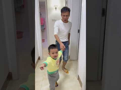 The electric fan suddenly started smoking, but the baby remained calm and brought help in time#baby