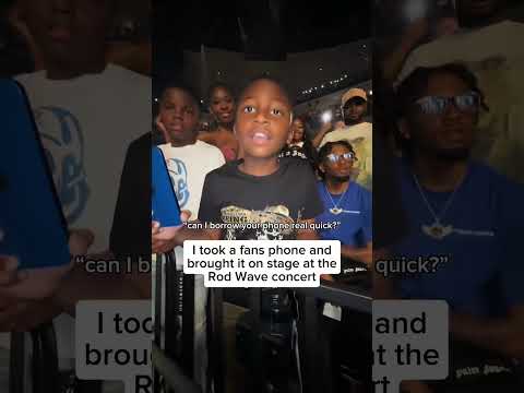 I took a fans photo and brought it on stage #fyp #tour #fans #rodwave #fyp