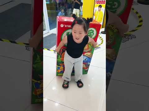 The two sisters achieved snack freedom with their own strength. The cute kids buy things