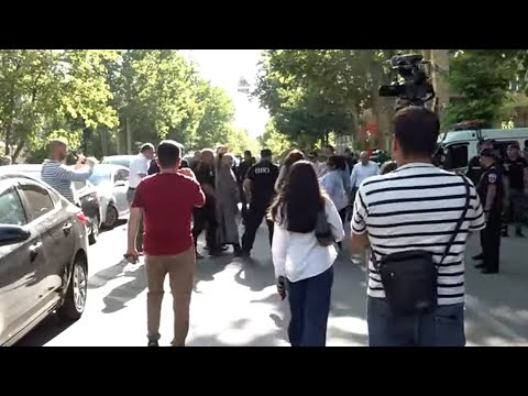Դիմակավորված ԱԱԾ–ականների ուղեկցությամբ Միքայել Սրբազանը մտավ Քննչական կոմիտե