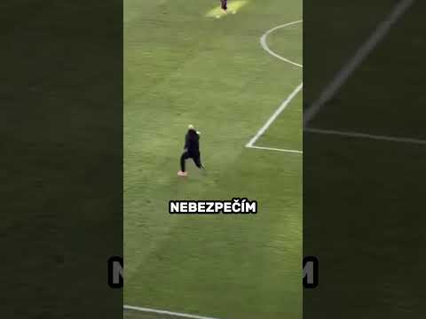 Messiho bodyguard je strašidelný (@abdulmanankhan_ )