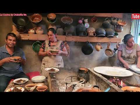 ✅️😀Mientras me ayuda mi cuñada a echar tortillas preparo un rico mole Oaxaqueño 😋