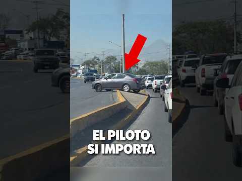 Nissan atraviesa separador de autopista para evitar el trafico
