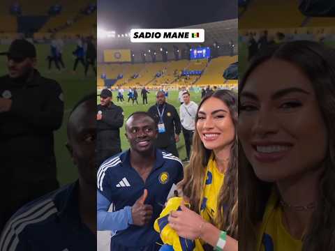 🇸🇳🥰❤️ Sadio Mané signe un maillot pour une belle fan d'Al Nassr #football #shorts #senegal