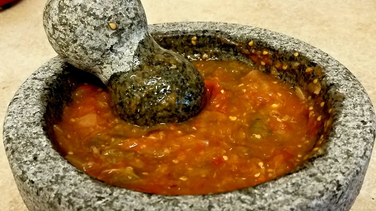 Salsa de Molcajete - How to use a molcajete