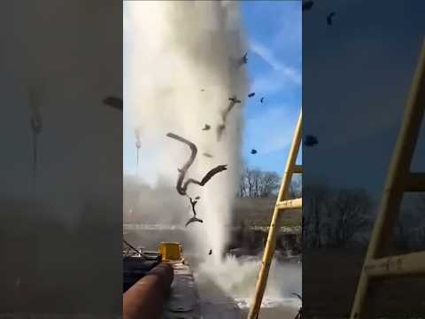 The process of cleaning pipes clogged with mud by spraying high-pressure water #shorts
