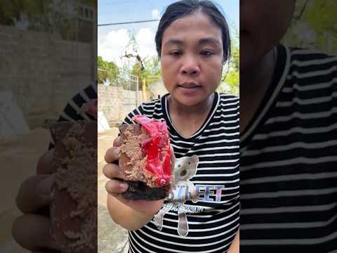 cách mẹ tôi bóc xúch xích 😜😜#funny #funnyvideo #trollvui #videohàihước