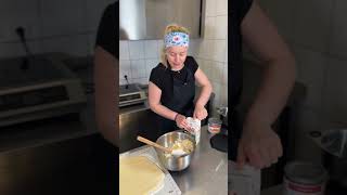 Hefezopf mit Mandelfüllung