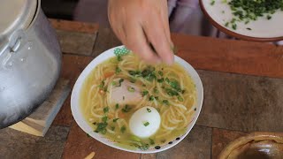 Un delicioso Caldo de Pollo hecho en cocina de campo