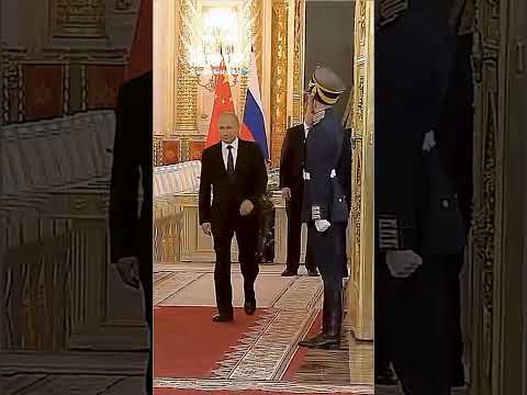 GUARDA ABRINDO A PORTA PARA O PRESIDENTE