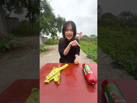 Cô bé tốt bụng chỉ thích ăn xúc xích #shorts