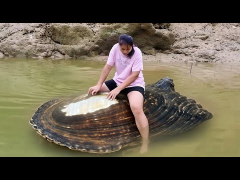 The girl excitedly rode on the giant clam, how beautiful its pearls would be