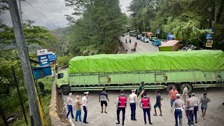 Truk Rasa Kereta Api Patah AS Tabrak Tembok Beton‼️ Ratusan Sopir Turun Ke Jalan di Sitinjau Lauik