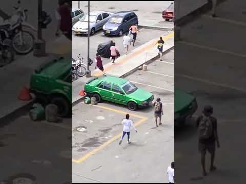 Impactante pelea a machete entre estudiantes en Bucaramanga