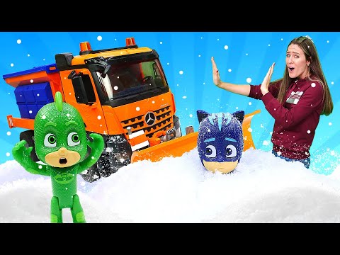 ¡Superhéroes atrapados en la nieve! PJ Masks y sus coches de juguete