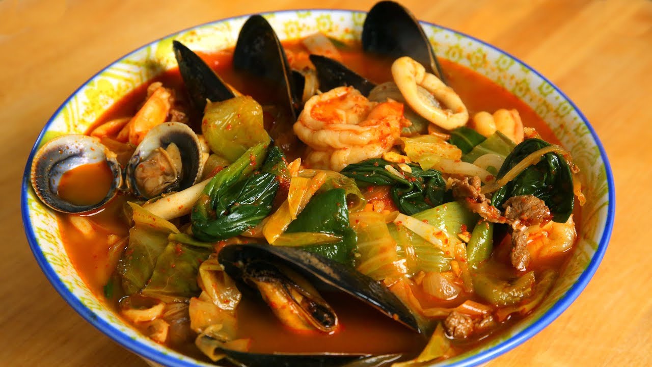 Spicy seafood and meat mixed noodle soup (Jjamppong: )