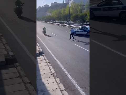 오토바이를 막기 위한 경찰의 기발한 방법