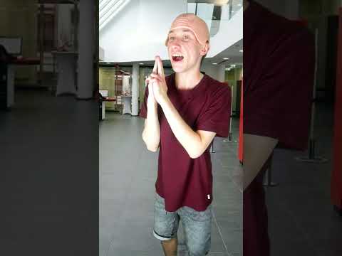 Caillou hat Spaß bei der Sparkasse