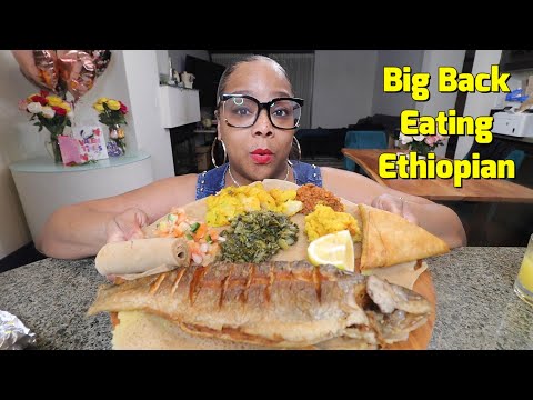 BIG BACK NIGERIAN EATING ETHIOPIAN FOOD WITH NO UTENSILS! 🔥🔥🔥