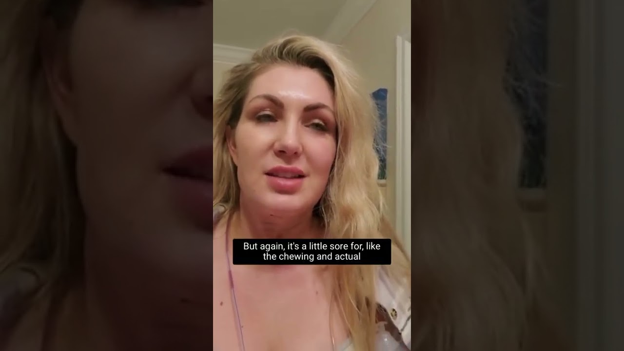 Woman speaking about soreness while chewing.