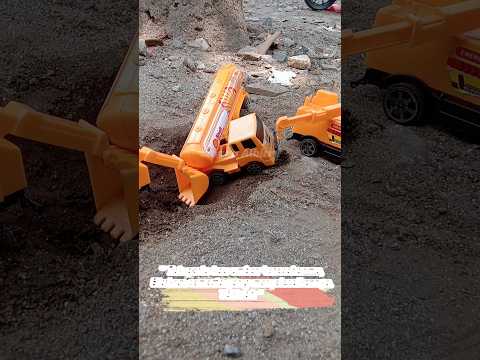 BANTU TRUK TANGKI YANG TERPEROSOK LUBANG #mobiltruk #truktangki
