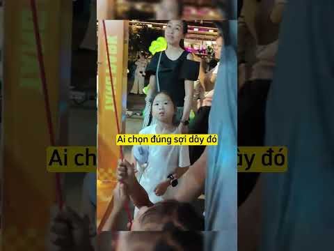 Cô bé rất may đã chọn trúng dây màu đỏ nối với con gấu to nặng nên nhờ bố kéo dây giúp