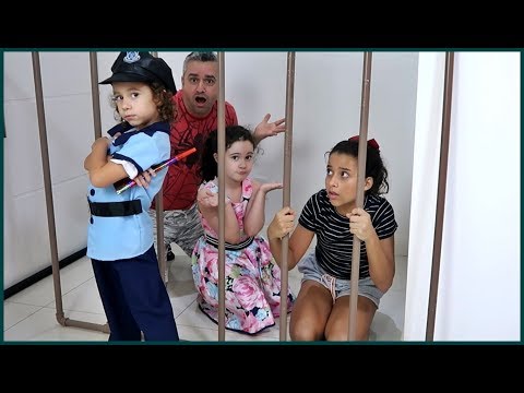 KIDS PRETEND PLAY WITH POLICE COSTUME VÍDEO FOR KIDS - LÍVIA FINGE BRINCAR DE SER POLICIAL