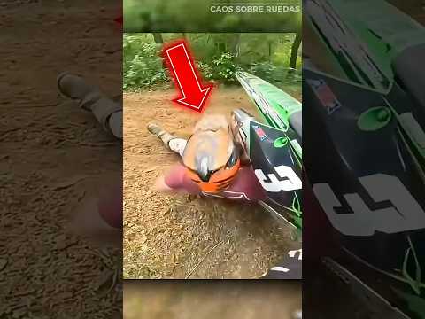 Motociclista Choca a Su Amigo y Todo Empeora 😱