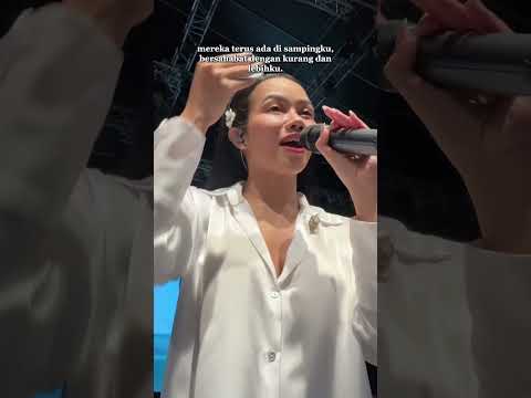 Hapus riasan di atas panggung, merayakan 1 tahun rilisnya album #TuturBatin 🤍 #YuraYunita #Shorts