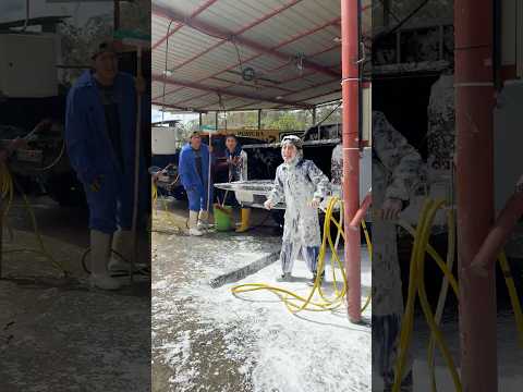 El mejor lavador del mundo: se bañó en jabón y le subieron el sueldo 🧼🤦♂️ #humor #comedia