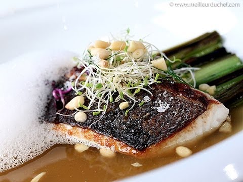 Bar rôti, écume d'huîtres, poireaux grillés et bouillon de fenouil par le Chef Ruben Sarfati