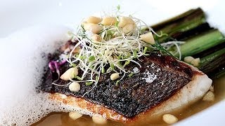 Bar rôti, écume d'huîtres, poireaux grillés et bouillon de fenouil par le Chef Ruben Sarfati