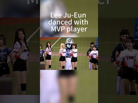 Kia Tigers 이주은(Lee Ju-Eun) danced with Mvp player #이주은#台湾チア #kia타이거즈#leejueun