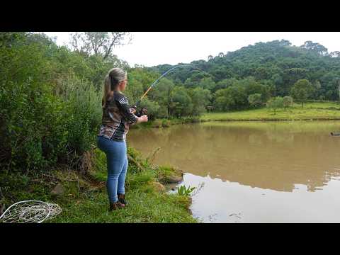 Pescaria e peixe assado na beira do açude ASMR Pescando e preparando peixe recheado